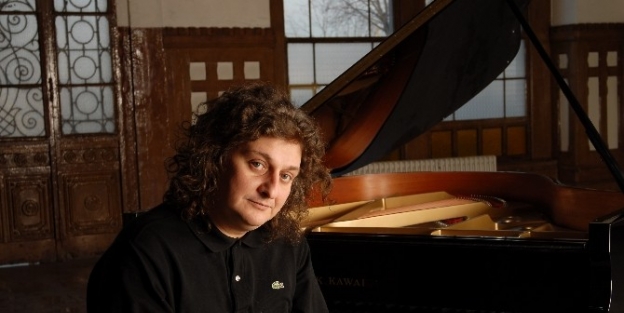 Tuluyhan Uğurlu, Piyanosuyla Doğanın Gözyaşlarını Anlatıyor