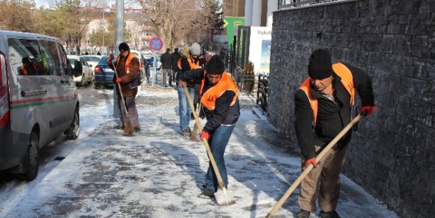 Erzurum’da Kaldırmlar Ve Süs Havuzları Buz Tuttu