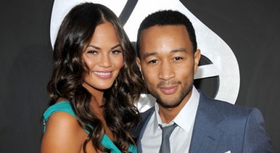 Dayanamadı göğsünden öptü...