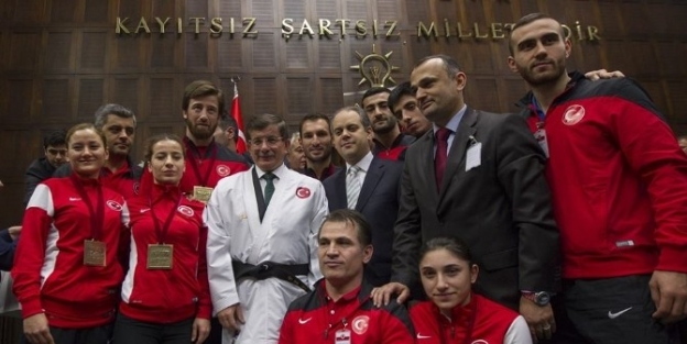 Başbakan Davutoğlu, Kağıtsporlu Tuba’yı Tebrik Etti