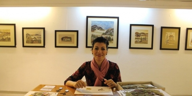 Bitkileri Boya, Cımbızı Fırça Olarak Kullanıyor