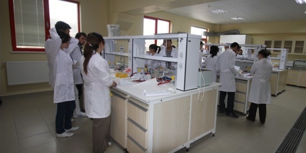 derste deney sırasında patlama meydana geldi!