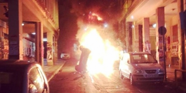 Atina’da Polisle Çatişan Anarşist Gruplar Otobüs Ve Araçları Yaktı