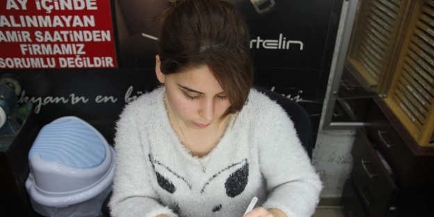 Tek Bayan Saat Tamircisi İlgi Çekiyor