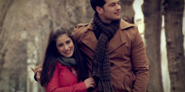Hazal Kaya ile Çağatay Ulusoy yeniden bir arada
