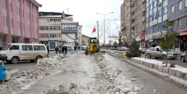 Hakkari’de Belediyesi’nden Kar Temizleme Çalişmasi