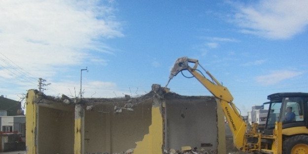 Seyhan’da İmara Aykırı Binalar Yıkılıyor