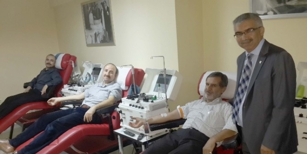 Doktorlardan Kızılay’a Kan Bağışı