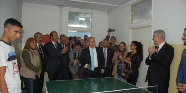 Vali Büyük Öğrencilerle Tenis Oynadı