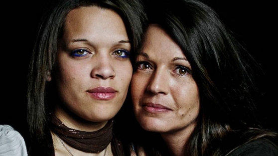 Bebeklerinin karıştıklarını 12 yıl sonra öğrendiler...