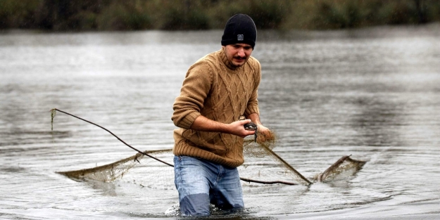 Kuşu kurtarmak için buz gibi suya atladı