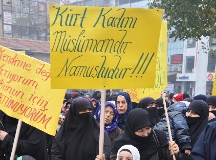 Tesettür Platformu Hdp’nin Çarşaf Eylemini Protesto Etti