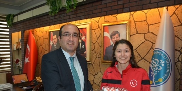 Sandıklılı İşitme Engelli Bayan Milli Futbolcu Hocası Başkan Mustafa Çölü Ziyaret Etti