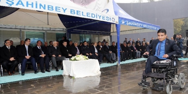 Engellilere Akülü Ve Manüel Tekerlekli Sandalye Hediye Edildi