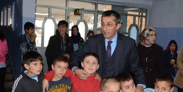 Ak Parti İl Başkanı Fatih Yeşilyurt, Dede Korkut İşitme Engelliler Okulunu Ziyaret Etti