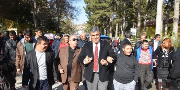 Engelleri Yürüyerek Aşıyorlar