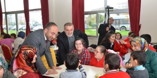 Üzülmez, Engellilerle Biraraya Geldi