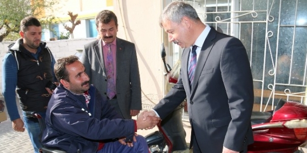 Başkan Yaralı, Engelli Bir Vatandaşa Akülü Araba Hediye Etti