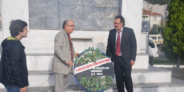 İşitme Engelliler Atatürk Anıtına Çelenk Koydu.