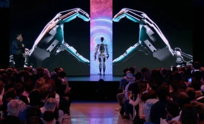 Musk, Tesla etkinliğinde insansı robot 'Optimus'u tanıttı