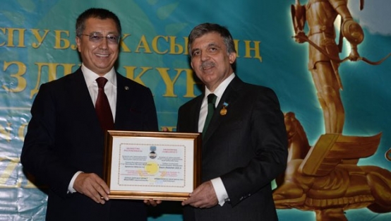 Gül'e onur madalyası verildi