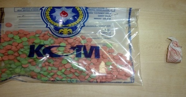 İzmir’de 2 Kişinin Üzerinden 498 Adet Exctacy Çikti