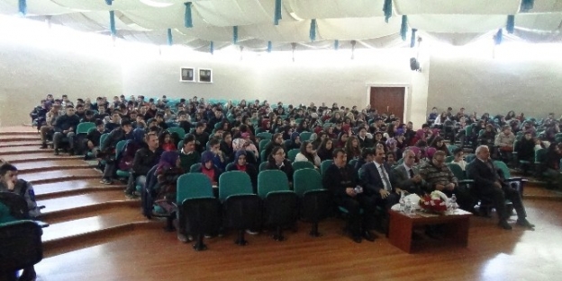 Gazeteci-yazar Hikmet Köksal’dan “gençler Ve Değerler Sistemi” Konferansı