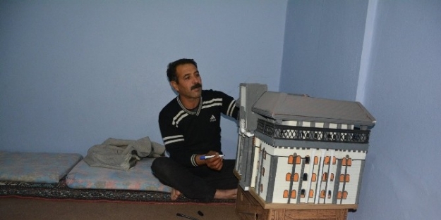 Suriyeli Ressam El Hamet, Kaymakam Citer’e Maket Hediye Etti