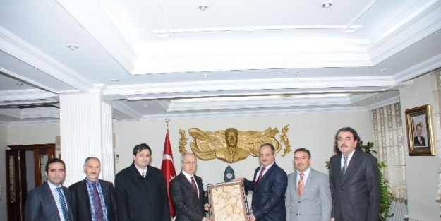 Iğdir Üniversitesi Öğretim Elemanları Derneği Üyeleri Vali Davut Haner’i Ziyaret Etti