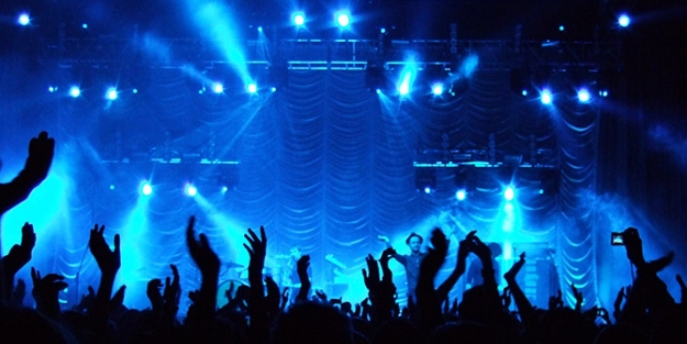 Ünlü şarkıcıya dine hakaret suçlaması