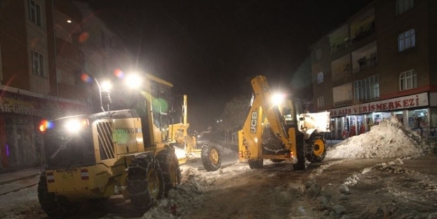 Özalp Belediyesi’nin Gece Kar Mesaisi