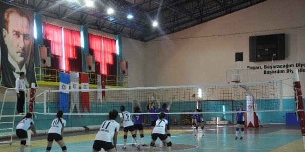 Pakize Narin’in Kızları Voleybol Maçını Rahat Kazandı