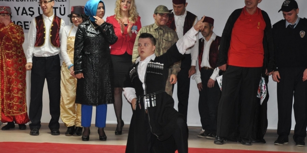 Engelliler Osmanlı kıyafetleri giydi!