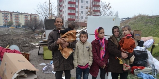 Kaçak Yapıya Sığınan Afgan Aile Ortada Kaldı