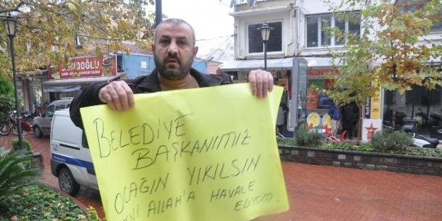 Belediye Önünde Tek Başına Eylem Yaptı