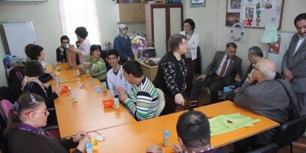 Burhaniye’de Zihinsel Engellilere Kaymakam Ve Başkan Ziyareti