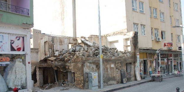 Harabe Ev Tehlike Saçıyor