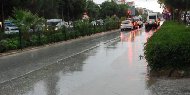 Didim’de Şiddetli Yağış Hayatı Olumsuz Etkiledi