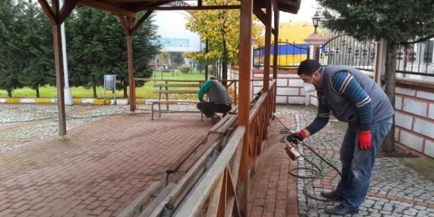 Kartepede Cami Bahçe Mobilyaları Bakımdan Geçiriliyor