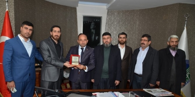 Başkan Üzülmez, Ziyaretçilerini Makamında Ağırladı