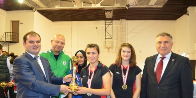 Masa Tenisi Şampiyonlari Ödüllendirildi