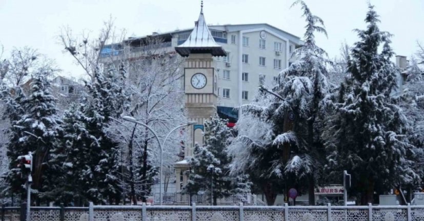 Ankaralılar güne kar yağışı ile başladı