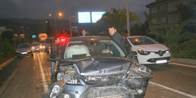 Marmaris’te Kırmızı Işikta Zincirleme Trafik Kazası