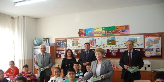 Anıtkabir’den Gönderilen Kitapları Öğrencilere Dağıttılar