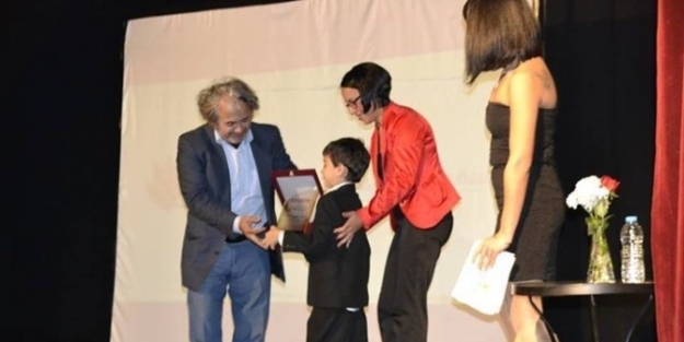 Tiyatro Sanatçısı Rasim Aşın’a "emek Ödülü"