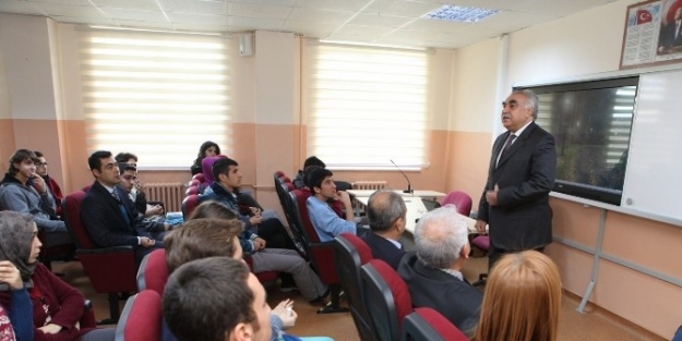 Akademisyenler Lise Öğrencilerine Çü’lü Olmanın Ayrıcalıklarını Anlattı