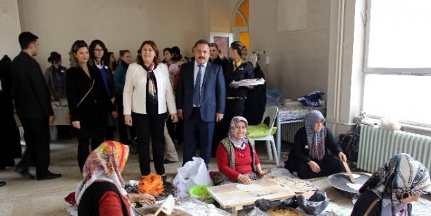 Polis Eşleri Öğrenciler İçin Kermes Düzenledi