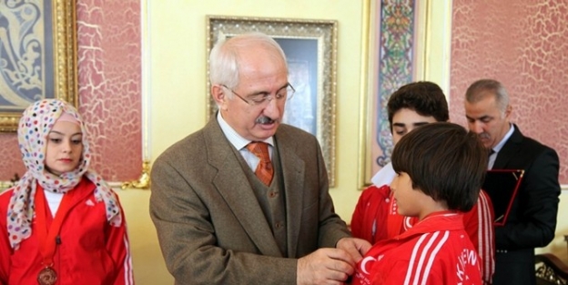 Vali Barut, Başarılı Wushucuları Altınla Ödüllendirdi