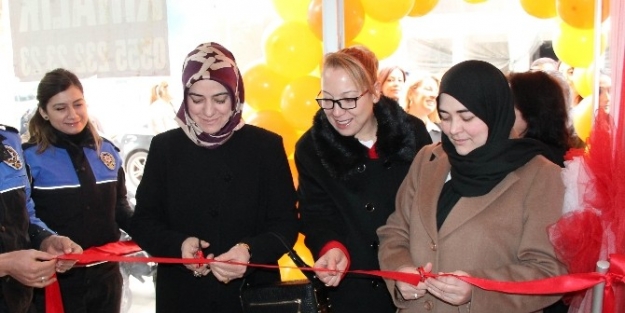 Polis Eşleri Öğrencilere Burs Vermek İçin ’kermes’ Açtı