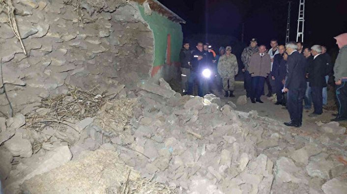 Korkutan deprem: Evlerinde yıkım ve çatlaklar olanlar geceyi dışarda geçirdi